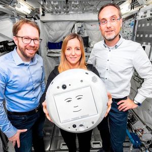 Cimon 2 mit seinen Eltern. (Bild:  Cimon mit Eltern /DLR / CC BY 3.0)