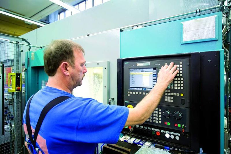Bild 1: Sinumerik 840D und Simodrive 611D werden auch in anderen EWN-Bearbeitungszentren genutzt. Daher ist sie dem Bedien- und Instandhaltungspersonal vertraut, langwierige Schulungen entfallen. (Archiv: Vogel Business Media)