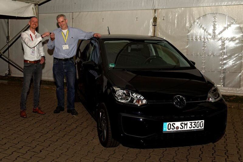 Oliver Hemann (MichaelTelecom) übergibt Marcus Kirchner (MK-Tech) die Schlüssel für den VW up!, den er ein Jahr lang kostenlos nutzen darf.   (Seidenglanz Image / MichaelTelecom)