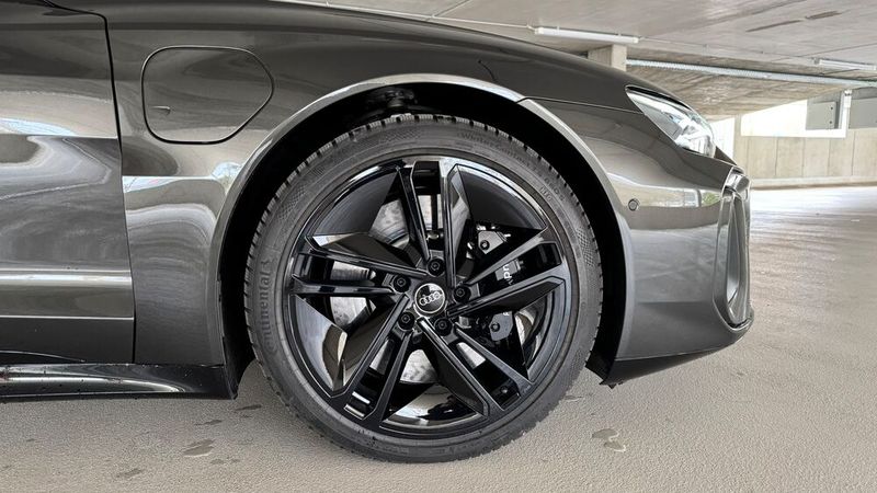 4. Fahrwerk-Perfektion: Das aufpreispflichtige Aktivfahrwerk leistet ganze Arbeit und liegt nahe an der Perfektion. Es bügelt Unebenheiten kompetent weg, hält die Karosserie auch in schnell gefahrenen Kurven perfekt in der Waage und bietet selbst in der Sport-Kennlinie noch ordentlichen Komfort – obwohl man das Gewicht hier und da spürt. Hier profitiert der Ingolstädter definitiv von seinen Porsche-Genen – er basiert auf dem Taycan. (Bild: Schreiner – VCG)