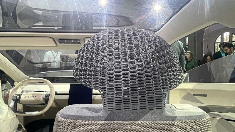 Luftig und vor allem aus Recycling-Material sind zahlreiche Bauteile ausgeführt. Skoda setzt auf mehr Kreislaufwirtschaft – symbolisiert im „O“ des Namens. (Bild: Grimm – VCG)