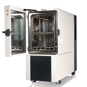 Weiss Technik hat seine Klimaprüfschränke der Serie Climeevent umfassend überarbeitet. Das neue Schienensystem ermöglicht die Kombination herkömmlicher Einlegegitter mit Auszugsschienen. (Bild:  Weiss Technik GmbH)