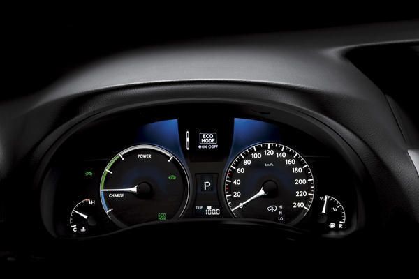 Das zwischen den Haupt-Instrumenten untergebrachte, neuartige OLED-Display ist über einen breiten Blickwinkel ablesbar, so dass auch der Beifahrer das Display ablesen kann. (Archiv: Vogel Business Media)