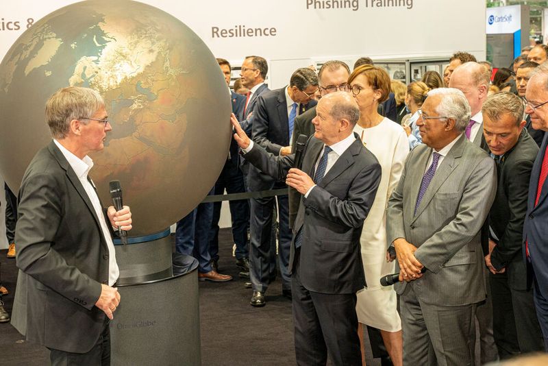 Neues aus der Forschung gab es beim Stand des KIT, wo sie von KIT-Präsident Holger Hanselka begrüßt wurden. (Bild: © www.kit.edu)