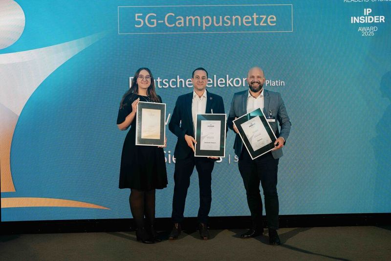 Wir beginnen mit der Vergabe der Awards für den in diesem Jahr erstmals nominierten Bereich der 5G-Campusnetze – hier dürfen sich Martin Richmann (Mitte) für die Deutsche Telekom und Daniel Mai (rechts) für Siemens über den brandneu ausgespielten Award in Platin und Silber freuen – Gold geht an Vodafone Business, auf dem Bild vertreten durch unsere Award-Fee Milena Hammerl. (Bild: Manuel Emme Fotografie)