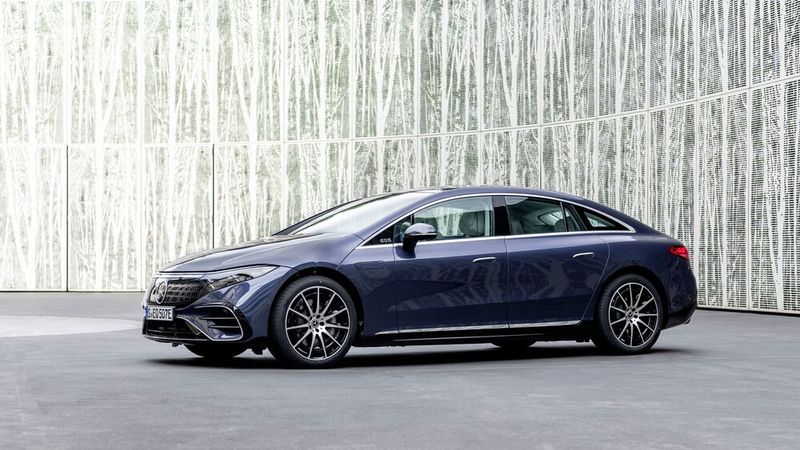 Theoretisch liegt die Gleichstrom-Ladeleistung bei bis zu 200 kW. Wenn es aber keine entsprechende Säule gibt, ist die Reise auch im EQS mit leerem Akku erst einmal für längere Zeit unterbrochen. (Bild: Daimler)