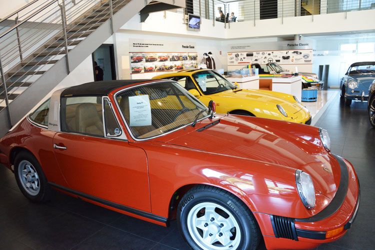 Roman Konrads, Geschäftsführer des Porsche-Zentrums Bensberg: „Mit unserem umfangreichen Leistungsangebot stellen wir uns Liebhabern, Besitzern und Interessenten als Traditionshaus im Bereich Porsche Classic vor. (Foto: Achter)