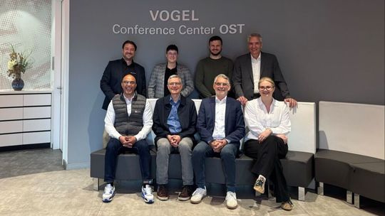Haben die zehn aussichtsreichsten Betriebe aus dem Bewerberfeld ausgewählt: (von hinten links nach vorne rechts) Florian Zaha (LKQ DACH), Ramona Lorenz (Würth), Jakob Schreiner (»kfz-betrieb«), Wolgang Michel (»kfz-betrieb«), Marcus Aquilla (ATE), Jan Rosenow (»kfz-betrieb«), Wolfgang Henning (GTÜ) und Tamina Bazing (Würth).(Bild:  Menke – VCG)