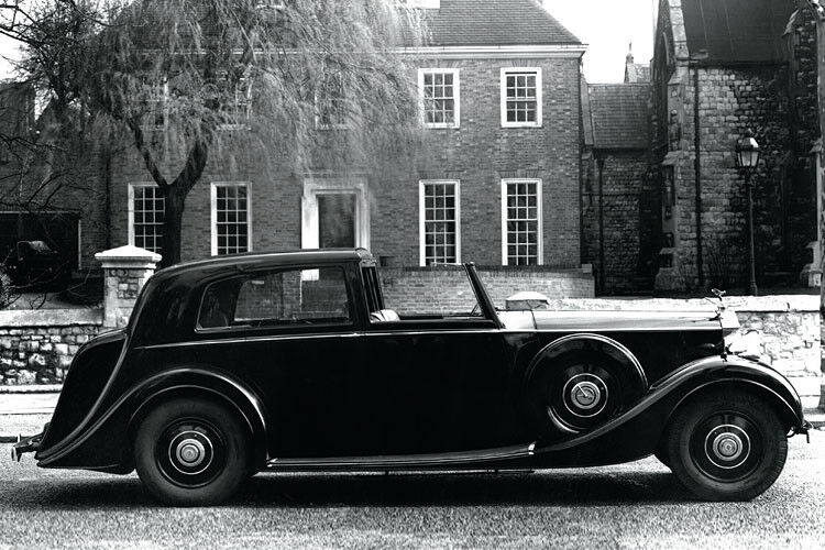 Die Produktion des ersten Rolls-Royce mit einem Zwölf-Zylinder-Motor – es ist das Modell Phantom III – erleben die beiden Firmengründer schon nicht mehr. Bereits 1910 war der umtriebige Charles Stewart Rolls ein Opfer seiner Abenteuerlust geworden und bei einem Flugzeugabsturz ums Leben gekommen, Royce stirbt 1933. (Foto: Rolls Royce)