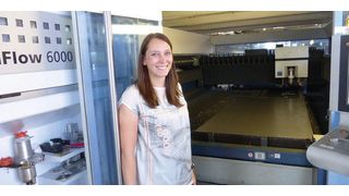 Anna-Theresa Holz, Geschäftsführerin der LTO GmbH, vor der Laseranlage Truflow 6000 von Trumpf: „Wir haben es uns zur Aufgabe gemacht, die Kunden zu bedienen, die etwas Einzelnes brauchen.“ (Bild: Finus)