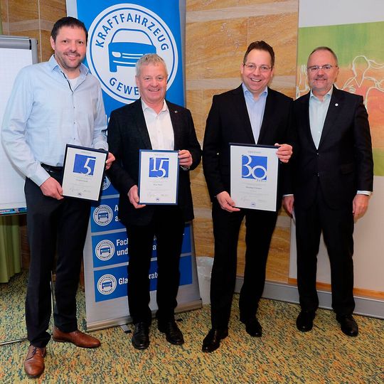 Ulrich Köster (re.) vom ZDK überreichte in Schwäbisch-Hall Urkunden an (von li.) Friedrich Barth, Klaus Bauer und Dietmar Clysters für ihre langjährige ehrenamtliche Pressearbeit im Landesverband.(Bild:  Holger Zietz )