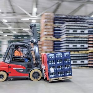 Sowohl die beiden Linde-Elektrostapler-Baureihen als auch die Verbrenner-Pendants basieren auf einem Plattformkonzept. Die meisten Optionen des Verbrenners, wie etwa die Wetterschutzkabine mit vollverglasten Türen, stehen so auch für die Elektrostapler zur Verfügung.