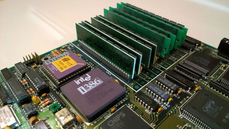 Der 1985 vorgestellte Intel 80386 war der erste erfolgreiche 32-Bit-Prozessor von Intel. Der 386DX-25 auf dem Foto stammt aus dem Jahr 1990. Dahinter ist der Coprozessor 3C87 von IIT zu sehen. Die Speichermodule (insgesamt acht MB) sind SIPPs. (Bild: Vogel-IT)