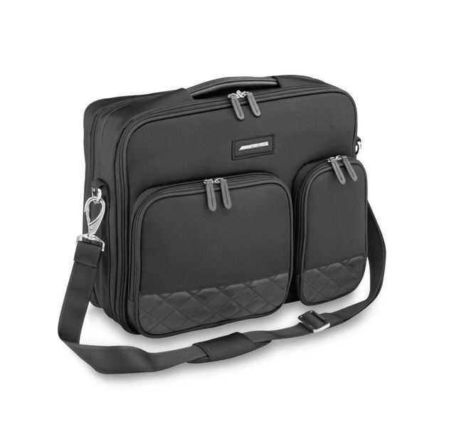 Businesstasche AMG aus schwarzem Nylon/Leder mit Rautensteppung, separates Laptopfach für Laptop bis max. 38,1 cm (15 Zoll). Smart Sleeve zum Aufstecken auf Trolleygestänge. Maße ca. 45 x 29 x 18 cm. Artikelnummer: B66951756. (Bild: Daimler)