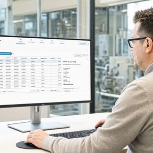 Über die zentrale Oberfläche des Update Managers lassen sich Gerätegruppen verwalten, Kampagnen planen und der Rollout-Status aller angebundenen Geräte nachverfolgen. (Bild: doubleSlash Net-Business)