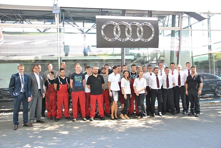 Das Team des Audi-Zentrums Ingolstadt hat gut Lachen. Immerhin hat es der Betrieb beim Service Award 2015 bereits unter die Top Ten geschafft. (Foto: Kampfmann)