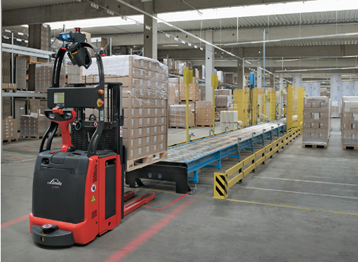 (Die Linde L-Matic- Hochhubwagen transportieren die fertige Ware von den Papierverarbeitungsmaschinen zur Stretch-Maschine. Dank Geo-Navigation orientieren sich die Hubwagen selbstständig im Raum. Bild: Linde Material Handling)