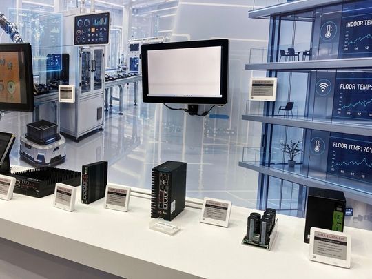 Industrial edge Al must fit into existing plants: IEl addresses industrial applications with robust edge systems, panel PCs and platforms for local data processing.(Bild:  VCG/ELEKTRONIKPRAXIS)