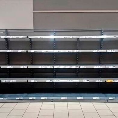 So leer wie dieses Regal könnten bald auch die Lager in der deutschen Industrie sein. Denn es herrscht Materialmangel, der in vielen Sektoren immer bedenklicherer Auswüchse annimmt, wie das Ifo-Institut ermittelt hat. (Bild: Kanistrio)
