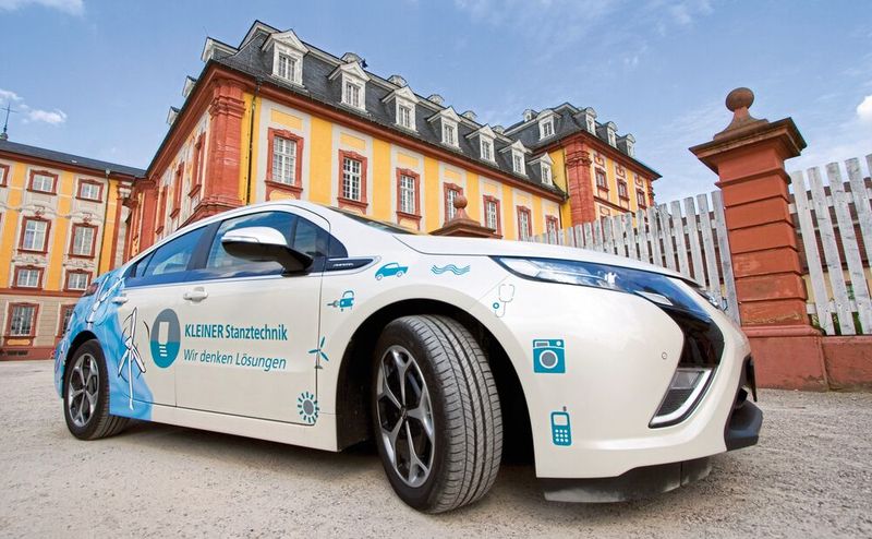 Auch im hauseigenen Fuhrpark spielt das Thema E-Mobilität eine wichtige Rolle. (Bild: Kleiner)