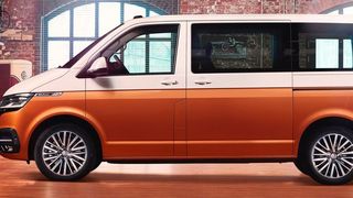 Der VW Bulli bekommt ein optisches Facelift und ein Antriebsupdate: Neben dem Diesel in vier Leistungsstufen gibt es nun auch zwei Versionen mit E-Antrieb. (VW)