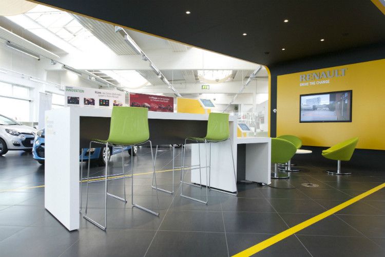 Neben schwarzen Bodenfliesen sind stylische Möbel, ein neues Beleuchtungssystem sowie ein multimedialer Showroom Bestandteil der Veränderungen. (Foto: Renault)