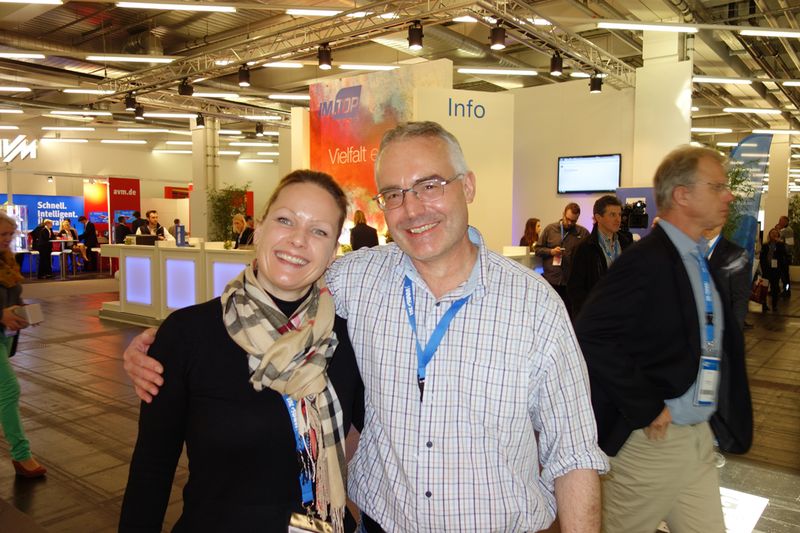 Hannah Lamotte, IT-BUSINESS mit Stefan Schwarzenberger, Schwarzenberger Internet Services, der soeben eine Storage Lösung gewonnen hat. (Bild: IT-BUSINESS)