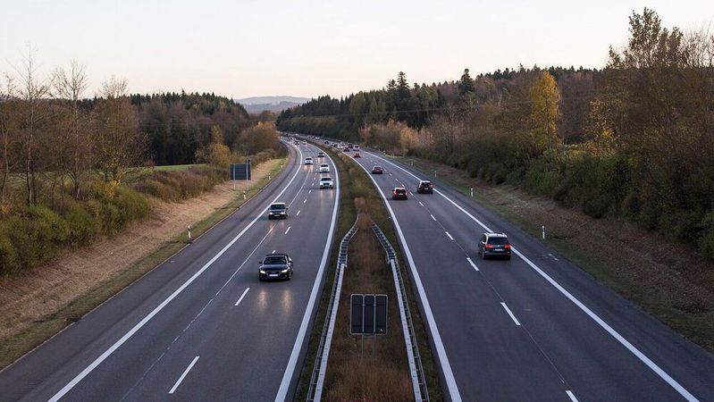 Auf deutschen Autobahnen darf schneller gefahren werden.(Bild:  frei lizenziert /  Pixabay)