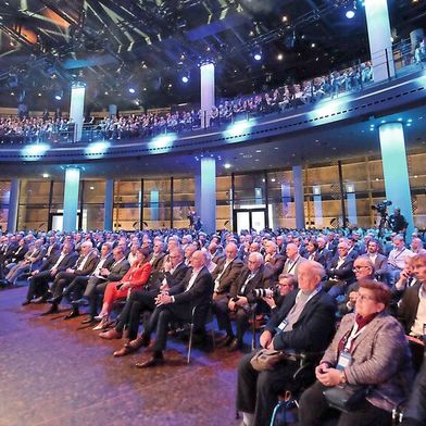 Volles Haus beim Deutschen Kraftfahrzeuggewerbe: Der ZDK hatte in den Gasometer Berlin zum Neujahrsempfang geladen. (Bild: Zietz – VCG)