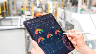 Die dreistufige digitale Pia-Strategie auf einem Bildschirm: Für die drei Schritte Sichtbarkeit, Transparenz und Vorhersage finden sich in der Pia-AI-Anzeige die Reiter Overview, Loss Analysis und Alerts.  (Pia Automation Austria)