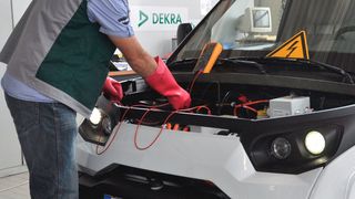 Dekra Experte Tassilo Sagawe überprüft die elektrische Sicherheit des StreetScooter. (Bild: DEKRA)