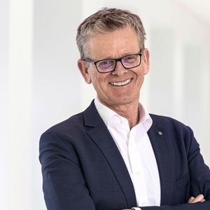 Matthias Rabe, Leiter TE-Operations bei Volkswagen, übernimmt mit Wirkung zum 1. Februar 2020 erweiterte Aufgaben in der Technischen Entwicklung (TE) der Marke. Als Chief Technology Officer wird er unter Leitung von Entwicklungsvorstand Frank Welsch die Fachbereiche der TE steuern und deren Transformation verantworten. 
Rabe übernimmt diesen Teil der Aufgaben von Welsch, der in Personalunion die Technische Entwicklung und den Konzernbereich Forschung und Entwicklung als CTO von Volkswagen leitet. Welsch wird sich künftig auf Design, Konzepte und Strategie der TE konzentrieren.

Matthias Rabe ist promovierter Maschinenbau-Ingenieur und bringt langjährige Erfahrung in Leitungsfunktionen im Volkswagen-Konzern mit: zunächst als Leiter der Fahrwerk- und Elektrik-Entwicklung in Shanghai, bevor er die Leitung der Konzernforschung von Volkswagen und danach die Aufbau-Entwicklung der Marke Volkswagen Pkw übernahm. Anschließend war er Vorstand für Forschung und Entwicklung bei Seat in Martorell, bevor er im März 2019 als Leiter TE-Operations zur Marke Volkswagen Pkw nach Wolfsburg zurückkehrte.