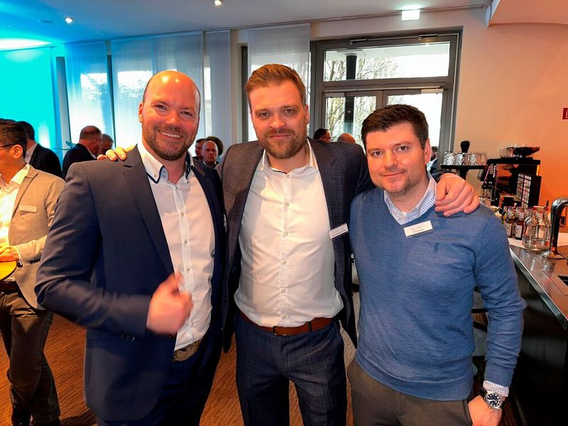 (v. l.) Moritz Schamell und Thomas Henk (Nuvias) mit Paul Pietsch (HCD). (Bild: VOGEL IT-MEDIEN GMBH)