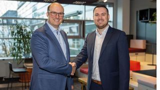 Steffen Schmidt, President & CEO von IPG Automotive (links) und Marius Reuther, CEO der b-plus automotive besiegeln die strategische Partnerschaft für eine durchgängige ADAS/AD-Validierung nach der Unterzeichnung des Memorandum of Understanding mit einem Handschlag. (Bild: IPG Automotive)