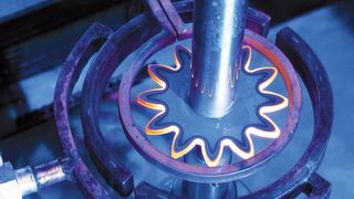 Um optimal zur Einwirkung zu kommen, sind beim Induktionshärten die Induktionsspulen dem Werkstück geometrisch angepasst. Das Zweifrequenzhärten mit Hoch- und Mittelfrequenz ermöglicht besonders konturgetreues Härten.  (Bild: Härterei Gerster)