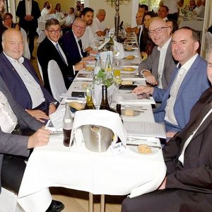 Mit dem Ehrengast am Tisch: Ministerpräsident Dr. Markus Söder (l.) neben Präsident Albert Vetterl und gegenüber Obermeister Michael Krammer neben Wirtschaftsminister Hubert Aiwanger(Bild:  Zietz - VCG)