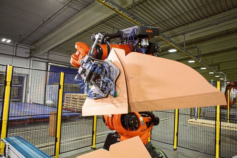 Der Kuka KR Quantec ist für das Handling von Sonderverpackungen zuständig. (Kuka)