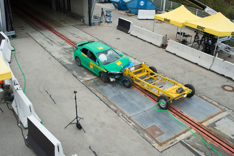 Die Barriere, an der ein Aluminiumkörper mit Wabenstruktur angebracht ist, simuliert einen rund 1,4 Tonnen schweren Wagen der unteren Mittelklasse. (Foto: ADAC)