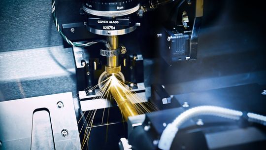 Bei der Lasermikrobearbeitung von zylindrischen Bauteilen sorgt die exakte Synchronisation von Laser und Achsen für eine herausragende Oberflächenqualität.(Bild:  Aerotech)