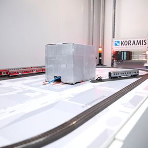Koramis hat das „Honey-Train-Project“ zum Teil auch als Modell im Labor simuliert.