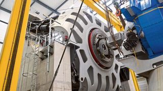 Der kompakte Generator mit supraleitenden Spulen spart nicht nur Platz, sondern auch Material und Gewicht. Im Bild wird er an der Plattform angedockt, um die Lasten der Rotorseite dynamisch einzuleiten. (Jan Meier)