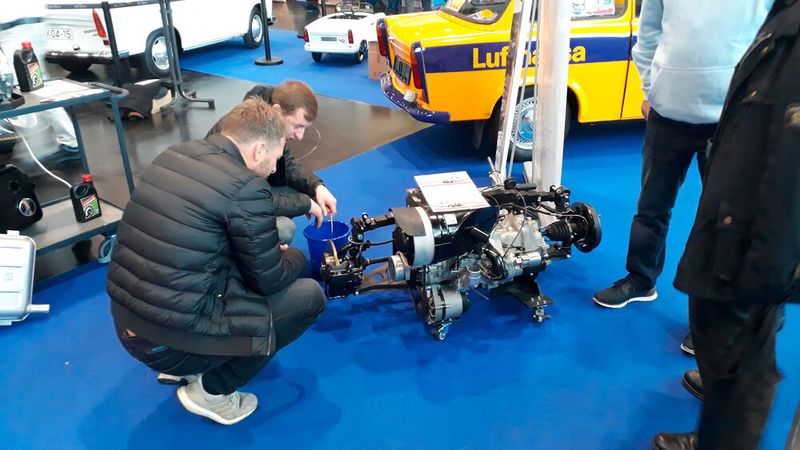 Da staunt der junge Mensch: Mit so wenig kompakter Technik trieb man einst ein Auto an. (Bild: Steffen Dominsky)