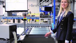 Startschuss für die ersten Aktivitäten im neuen Kleinteilelager bei Nord Drivesystems, das die Knapp AG mit auf die Beine gestellt hat. Carolin von Rönne lagerte das erste Packstück ein. Sie verkörpert die 3. Generation der Nord-Gründerfamilie und ist seit Ende letzten Jahres im Unternehmen aktiv, heißt es. (Nord Drivesystems)