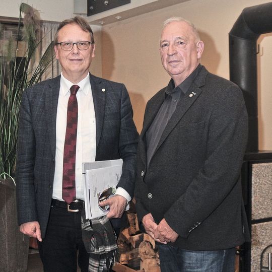 Partner in puncto E-Mobilität: Götz Girmann (Obermeister der Elektro-Innung Northeim-Einbeck) und Ernst-August Bethel  (Obermeister der Kfz-Innung Northeim, Einbeck, Duderstadt). (Bild:  Zietz/»kfz-betrieb«)