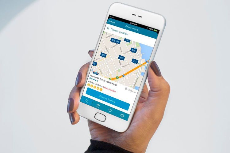 Auch die Parkplatzsuche soll künftig das Smartphone übernehmen. (Foto: Ford)