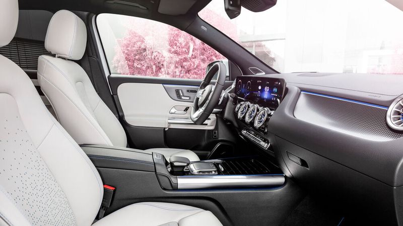 Der Innenraum enstpricht dem des GLA. (Bild: Daimler)