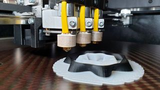 Ziel der Projektpartner ist es, die additive Fertigung von deutlich hochwertigeren Kunststoffbauteilen aus teilkristallinen Polymeren zu ermöglichen. (Fraunhofer IMWS)