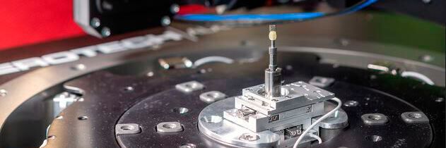 Der neu entwickelte, mikrostrukturierte Talbot Array Illuminator schafft die technisch nötigen Voraussetzungen für hohen Kontrast. Mit der neuen Technik kann ein besonders breites Spektrum von Proben untersucht werden. (Bild:  TU München)