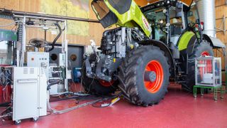 Claas stellt einen zweiten Traktor für Feldversuche mit B100-Biodiesel am Technologie- und Förderzentrum in Straubing. (Bild: Claas)