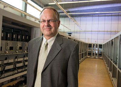 Dr. Wolf-Stephan Wilke: Mechatronischer Postbote – Alle 82 deutschen Postzentren arbeiten mit Sortieranlagen, deren Grundprinzip Dr. Wolf-Stephan Wilke erfunden hat. Diese Anlagen zur Sortierung von Großbriefen können aufgrund einer speziellen Anordnung der Abwurfbehälter über dem Taschenkranz, der die Briefe aufnimmt viel mehr Sendungen in gleicher Zeit sortieren und brauchen trotzdem nicht mehr Platz. Diese modernen Sortieranlagen haben auch das Interesse von Postunternehmen im Ausland geweckt. Wilke arbeitet im Sektor Infrastructure & Cities in Konstanz, Deutschland. (Bild: Siemens)